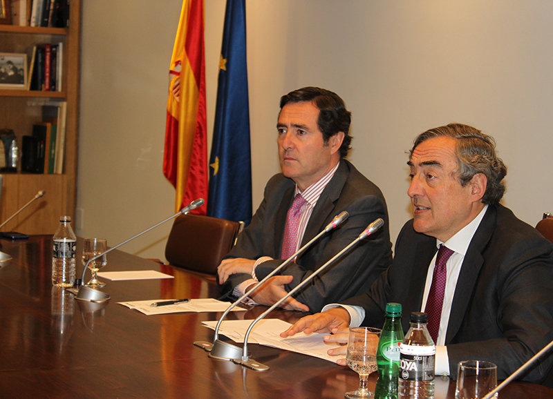 Juan Rosell y Antonio Garamendi en la rueda de prensa del pasado 5 de abril donde se presentó la propuesta de CEOE y CEPYME para el AENC 2017.